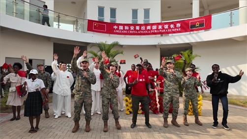 中安合唱歌曲《相親相愛》。內(nèi)圖大學(xué)孔子學(xué)院供圖