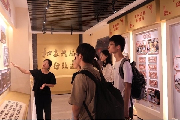 中央民族大學(xué)與中國人民大學(xué)聯(lián)合開展“大國邊疆”實(shí)踐調(diào)研活動(dòng)。校方供圖