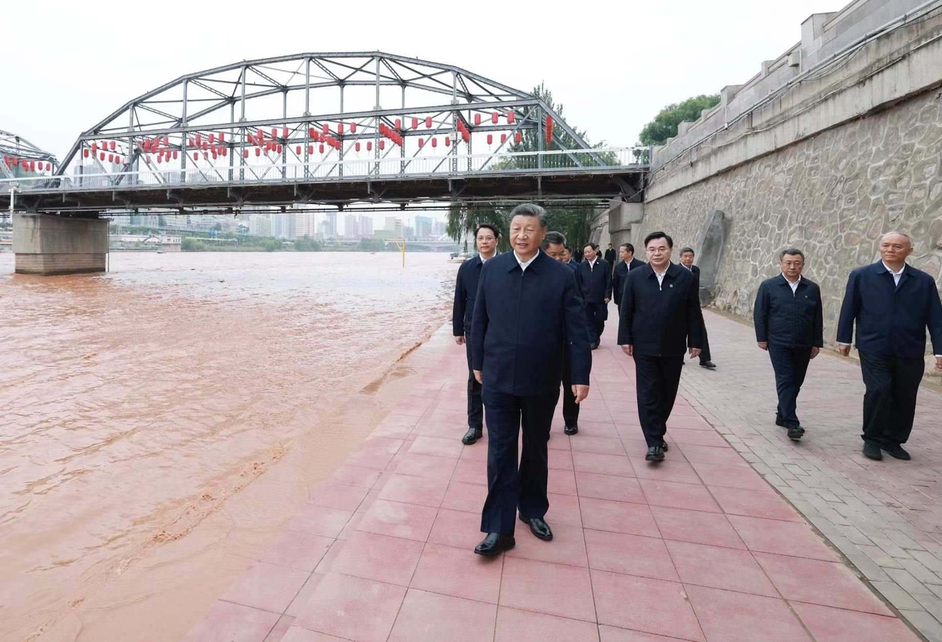 △9月11日下午，甘肅蘭州市黃河蘭州中山橋段，習(xí)近平總書記了解當(dāng)?shù)赝苿狱S河流域生態(tài)保護等情況。