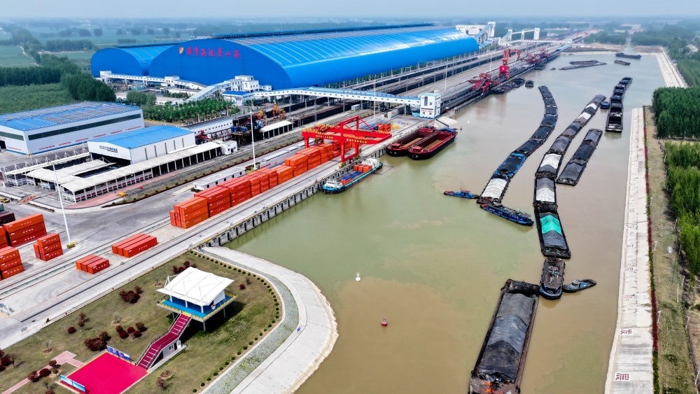 2024年4月24日，船舶行駛在山東濟寧港航梁山港航道上（無人機照片）。近年來，山東省加快構建沿黃陸海大通道，有效促進黃河流域各省區(qū)物流降本增效，實現(xiàn)更高水平對外開放。