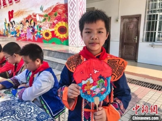 翠竹小學(xué)學(xué)生展示自己繪制的團扇作品。蔣豐慧 攝
