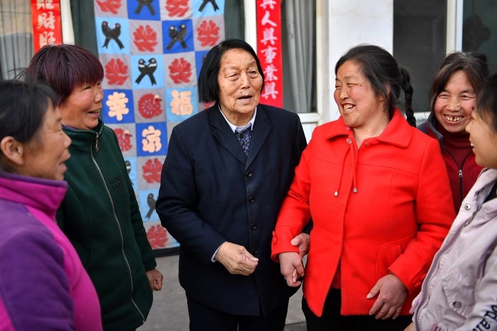 2019年3月23日，申紀(jì)蘭（左三）在山西省平順縣西溝村與村民分享全國兩會精神。新華社記者 曹陽 攝