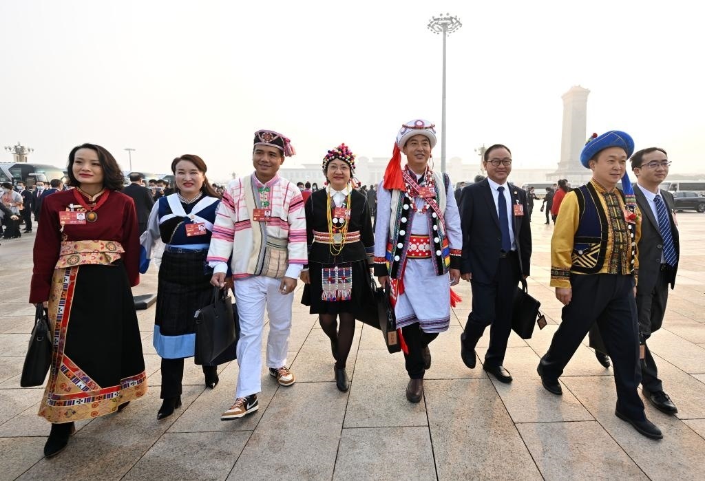 2023年3月5日，第十四屆全國人民代表大會第一次會議在北京人民大會堂開幕。這是全國人大代表走向會場。新華社記者 陳益宸 攝