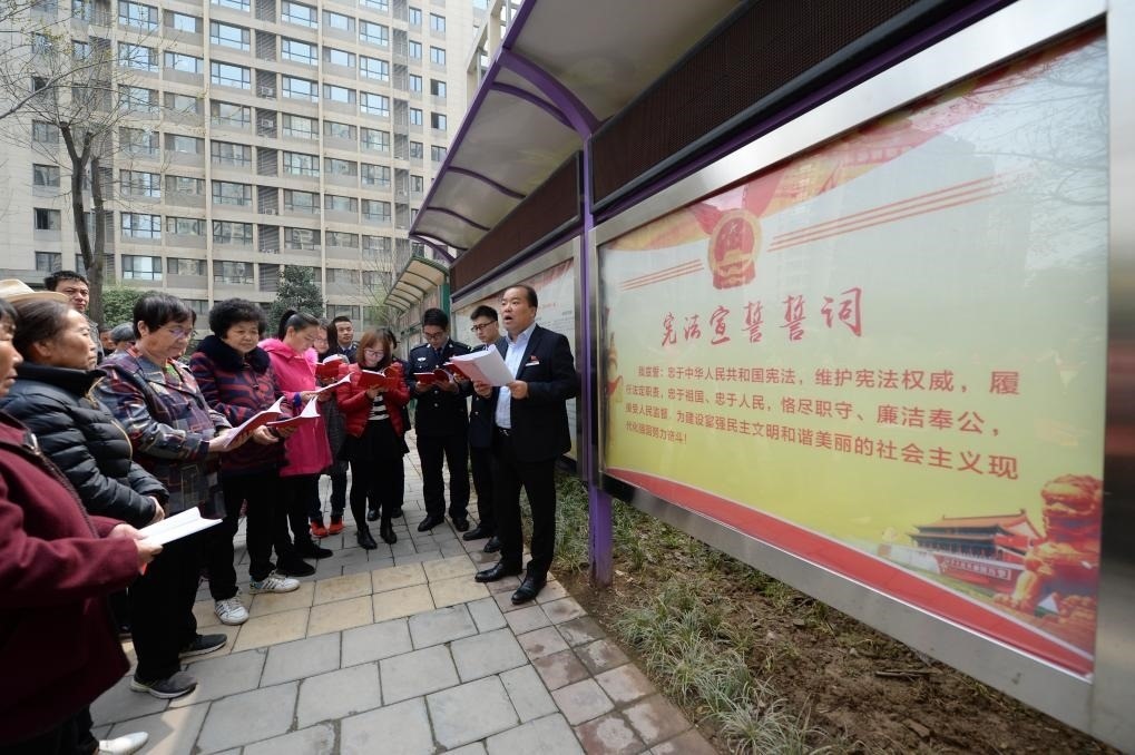 2018年3月20日，陜西寶倫律師事務(wù)所專職律師白銀濤（右一）在西安華遠(yuǎn)君城社區(qū)宣傳憲法知識。新華社記者 李一博 攝