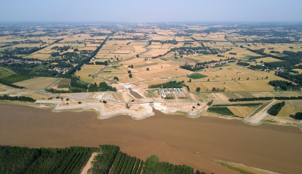 2024年6月19日，位于黃河高青段的馬扎子引黃閘開閘引水（無人機照片）。5月1日至6月18日，山東省累計啟用引黃閘63座，引黃河水量10.06億立方米，保障農(nóng)業(yè)灌溉需求。