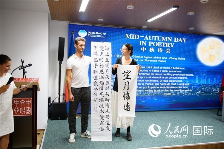 現(xiàn)場(chǎng)的羅馬尼亞書(shū)法愛(ài)好者書(shū)寫(xiě)并展示作品。傅永山攝