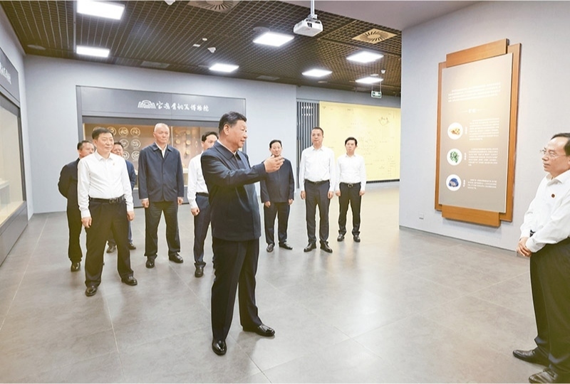 2024年9月10日，中共中央總書記、國家主席、中央軍委主席習(xí)近平在前往甘肅考察途中，來到陜西省寶雞市參觀寶雞青銅器博物院。 新華社記者 王曄/攝