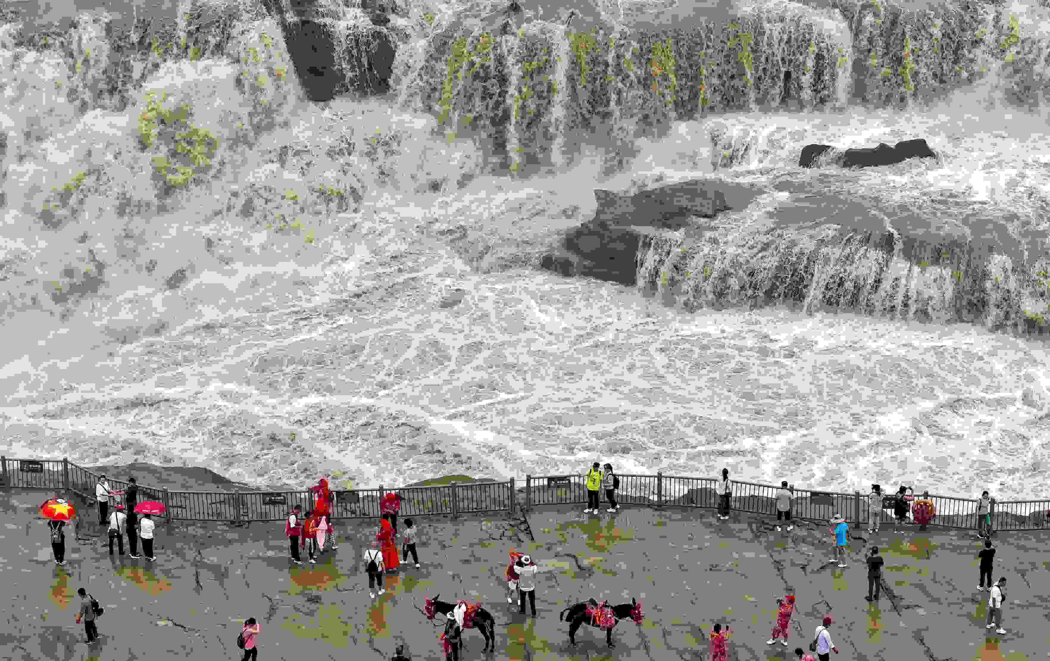 △9月9日，游客在黃河壺口瀑布景區(qū)游覽。