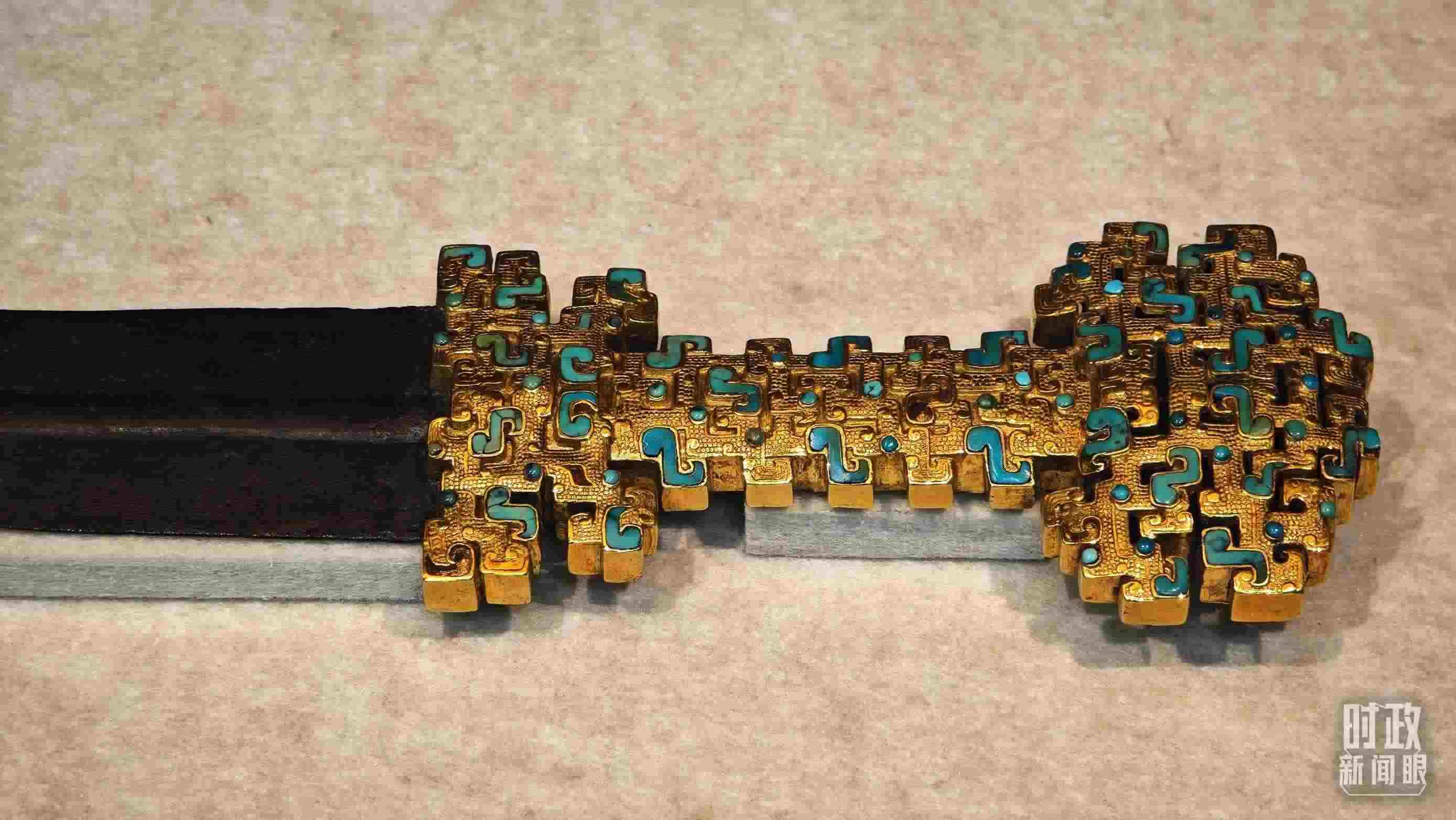 △這是1992年寶雞市益門二號墓出土的金柄鐵劍，劍柄嵌有綠松石。（總臺(tái)央視記者彭漢明拍攝）