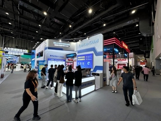 觀(guān)眾在展區(qū)了解相關(guān)金融服務(wù)。人民網(wǎng)記者 黃盛攝