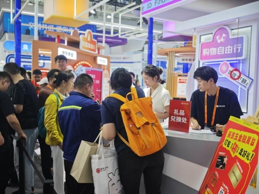 觀(guān)眾在金融服務(wù)展區(qū)體驗(yàn)展臺(tái)的互動(dòng)活動(dòng)。人民網(wǎng)記者 黃盛攝