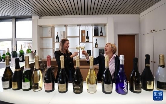 9月13日，在法國蘭斯附近的希尼萊羅斯，人們在佳醍亞總部享用香檳酒。新華社記者 高靜 攝