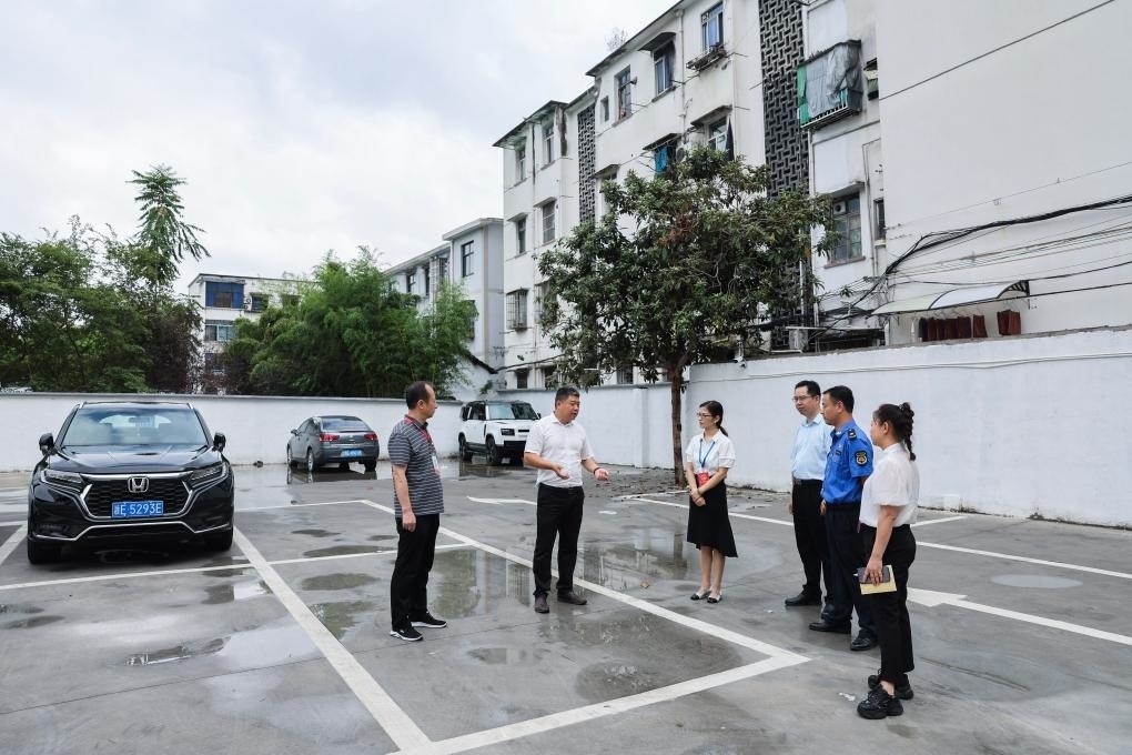 2024年9月11日，在浙江省湖州市，湖州吳興區(qū)人大代表、人大飛英街道工委代表及塔下街社區(qū)代表前往已改建的一處停車(chē)場(chǎng)進(jìn)行實(shí)地調(diào)研，監(jiān)督該改建項(xiàng)目的完成情況。新華社記者 徐昱 攝