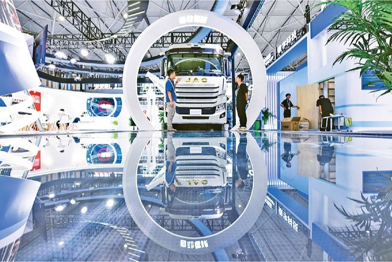 黨的二十屆三中全會提出，加快構(gòu)建促進(jìn)數(shù)字經(jīng)濟(jì)發(fā)展體制機(jī)制，完善促進(jìn)數(shù)字產(chǎn)業(yè)化和產(chǎn)業(yè)數(shù)字化政策體系。2024年8月28日至30日，2024中國國際大數(shù)據(jù)產(chǎn)業(yè)博覽會在貴州貴陽舉辦。圖為工作人員在介紹無人駕駛重型卡車。 新華社記者 楊文斌/攝