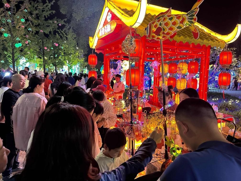 市民游客在2024年北京中秋國慶彩燈游園會上選購特色文創(chuàng)商品。新華社記者楊淑君 攝