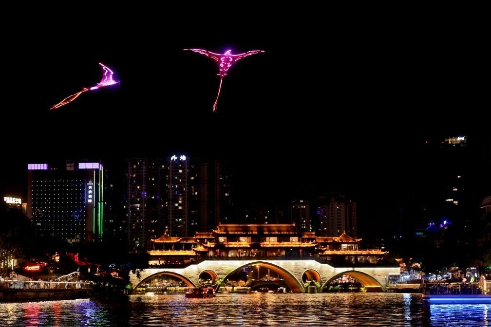 成都“夜游錦江”低空飛行裝置與游船伴飛。（唐斌治 攝）