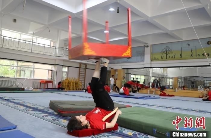 9月13日，美國雜技學(xué)員杰克正在中國“雜技之鄉(xiāng)”吳橋練習(xí)“蹬技”。 馬天龍 攝