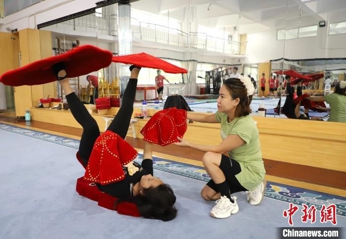 9月13日，來自老撾的紅姆(右)指導(dǎo)學(xué)員雜技動作。 馬天龍 攝