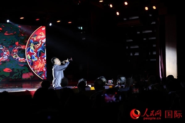 演出現(xiàn)場，演員帶來嗩吶獨(dú)奏《看秧歌》。人民網(wǎng)記者 楊一攝