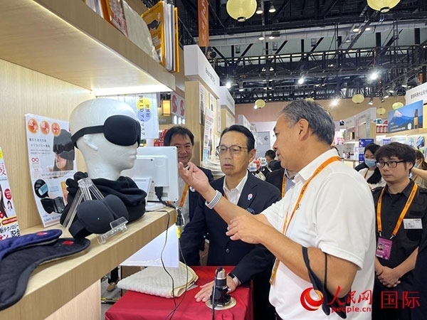 日本駐華大使金杉憲治（左二）參觀2024年服貿(mào)會(huì)日本館。人民網(wǎng)記者 盛楚宜攝