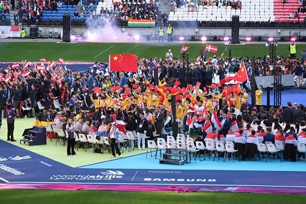 中國選手參加閉幕式。人民網(wǎng)記者 于超凡攝