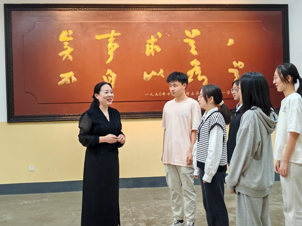 湖南第一師范學(xué)院思政課教師正在為學(xué)生講述紅色校史。（受訪者供圖）