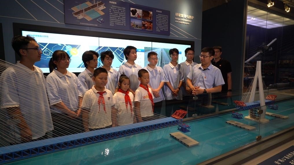 哈爾濱工業(yè)大學(xué)交通學(xué)院教師李順龍?jiān)谥袊?guó)橋梁博物館進(jìn)行課程思政與橋梁科普。新華社發(fā)（張潤(rùn) 攝）