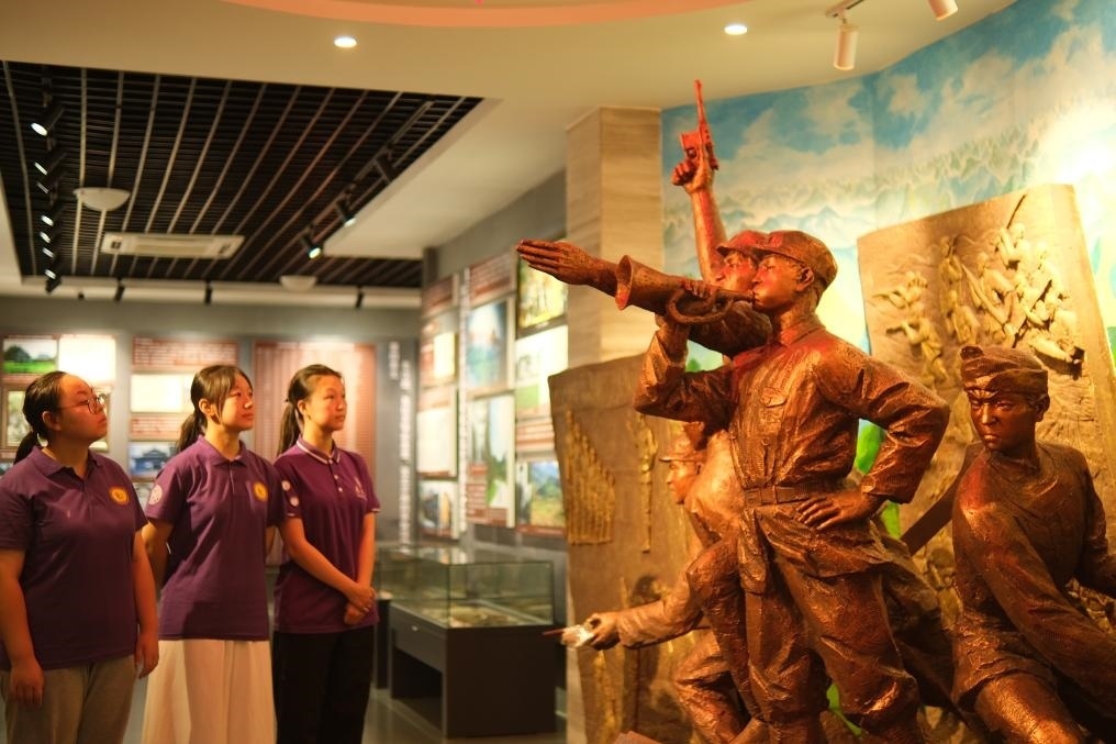 7月26日，南開大學(xué)實(shí)踐隊(duì)在環(huán)江革命陳列館了解毛南族人民在黨的領(lǐng)導(dǎo)下進(jìn)行革命斗爭(zhēng)的歷程。（受訪者供圖）