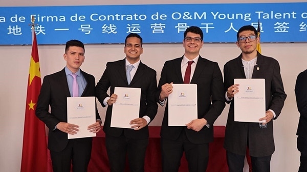 當(dāng)?shù)貢r(shí)間9月13日，40名哥倫比亞青年與中企承建運(yùn)營(yíng)的波哥大地鐵一號(hào)線項(xiàng)目簽約，不久將前往中國(guó)進(jìn)行為期15個(gè)月的專業(yè)地鐵知識(shí)培訓(xùn)。圖為部分學(xué)員在簽約儀式上展示所簽的協(xié)議。 波哥大地鐵一號(hào)線項(xiàng)目供圖