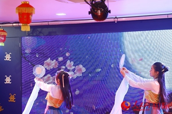 巴西華僑華人表演舞蹈《千里共嬋娟》。人民網(wǎng)記者 陳海琪攝