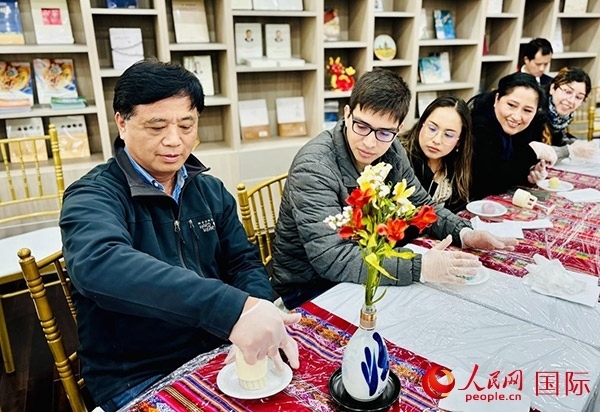 前來參加活動的利馬居民共同制作冰皮月餅。人民網(wǎng)記者 宋亦然攝