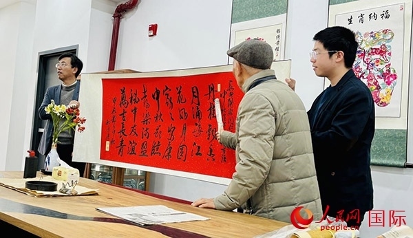 旅秘書法家向現(xiàn)場觀眾展示書法作品。人民網(wǎng)記者 宋亦然攝