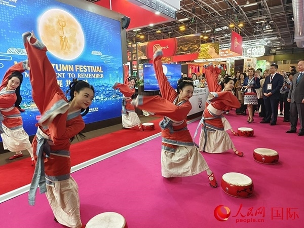 “你好！中國”展臺(tái)開幕式上的中國傳統(tǒng)舞蹈表演。人民網(wǎng)記者 尚凱元攝