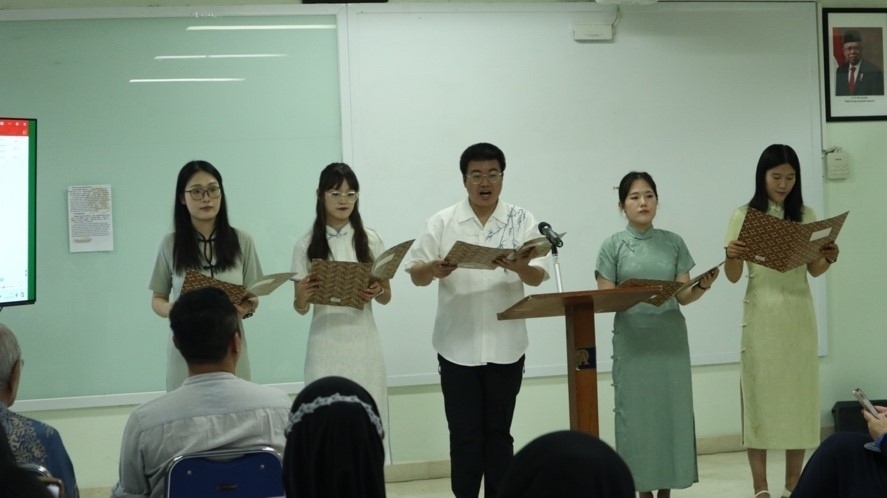 阿拉扎大學孔子學院志愿者教師表演詩朗誦?；顒又鬓k方供圖