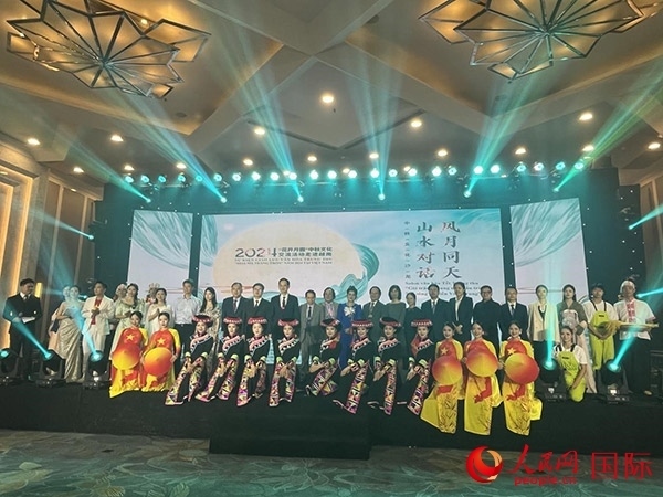 兩國嘉賓與中越藝術家現(xiàn)場合影。人民網(wǎng)記者 楊曄攝