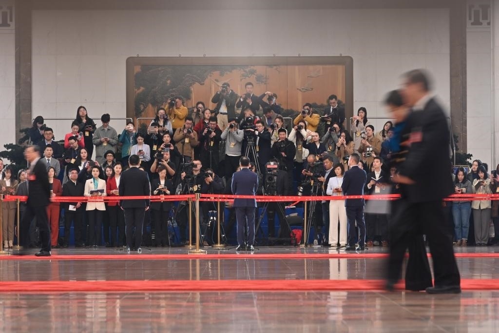 2024年3月10日，全國(guó)政協(xié)十四屆二次會(huì)議第三場(chǎng)“委員通道”集體采訪活動(dòng)在北京人民大會(huì)堂舉行。新華社記者 宋為偉 攝