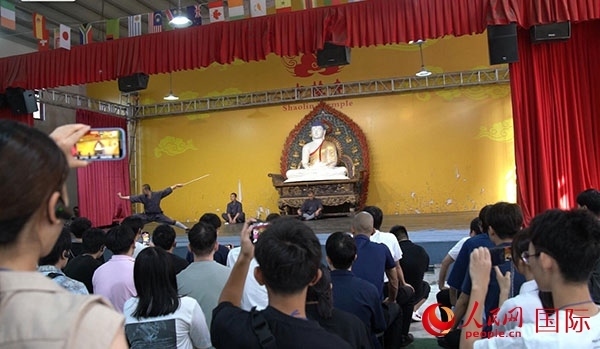 日本少林寺拳法青年代表團(tuán)觀看少林拳表演。人民網(wǎng)記者 張麗婭攝