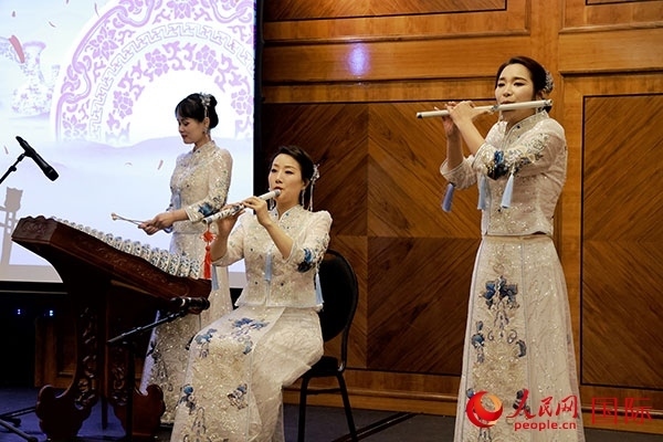 來自景德鎮(zhèn)的陶瓷音樂會在中秋佳節(jié)給英國倫敦的觀眾帶來了別樣的文化體驗。人民網(wǎng)記者 邢雪攝