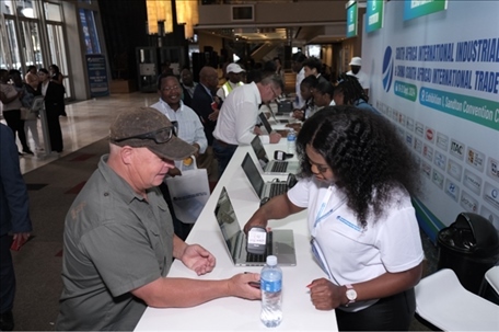 客商現(xiàn)場(chǎng)注冊(cè)參觀展會(huì)。主辦方供圖