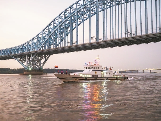 8月12日，長江航運公安局南京分局組織民警輔警駕乘警用巡邏船在轄區(qū)水域開展巡邏檢查。江寧攝