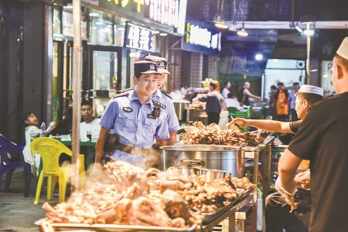 8月9日，甘肅省華亭市公安局組織民警輔警在夜市開展巡邏檢查。張亞強攝