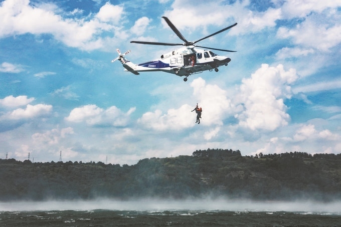 ▼7月17日，浙江省新昌縣公安局聯(lián)合浙江省公安廳警務(wù)航空隊在長詔水庫水域及周邊開展救援演練。王樟林?jǐn)z