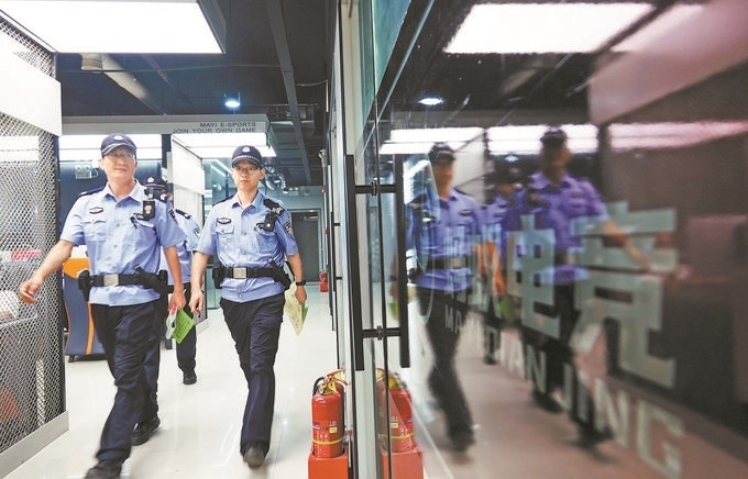 ▲7月6日，山西省新絳縣公安局龍興派出所組織警力對網(wǎng)吧等場所進(jìn)行集中治安檢查。高新生攝