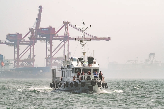 ?7月5日，秦皇島出入境邊防檢查站聯(lián)合秦皇島市公安局水陸巡特警支隊開展海上聯(lián)合巡航。陳凈萱攝