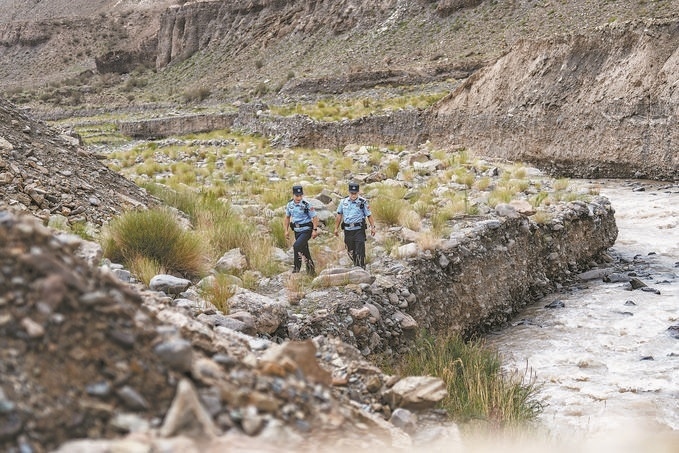 7月19日，新疆邊檢總站克州邊境管理支隊康蘇邊境檢查站民警輔警來到轄區(qū)烏恰縣康蘇水庫開展巡邏。明懿攝