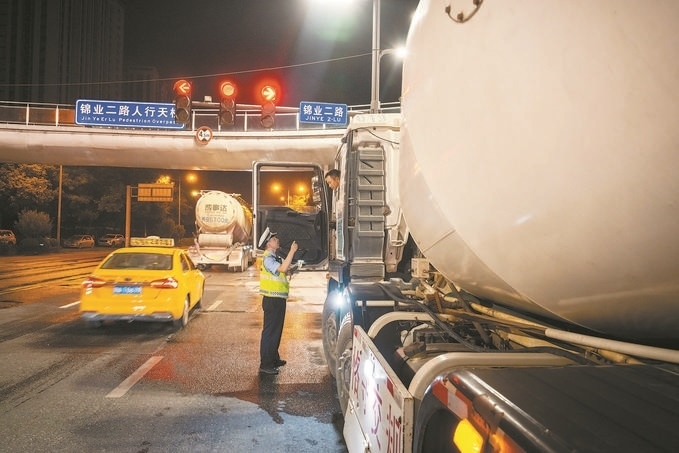 7月25日，陜西省西安市公安局交警支隊開展全市中重型貨車及面包車違法異地互查整治行動。孫崇明攝