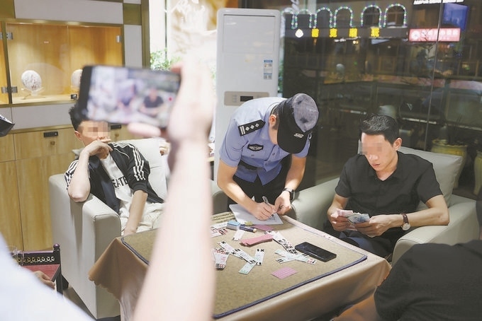 9月7日，云南省昆明市公安機(jī)關(guān)對棋牌室開展檢查。