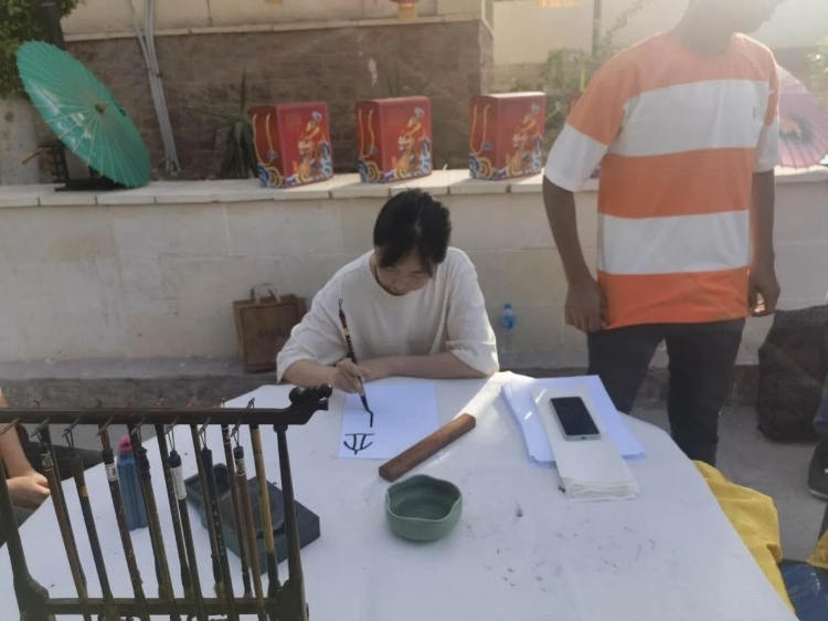 開羅文化中心漢語教師表演中國書法。開羅中國文化中心供圖