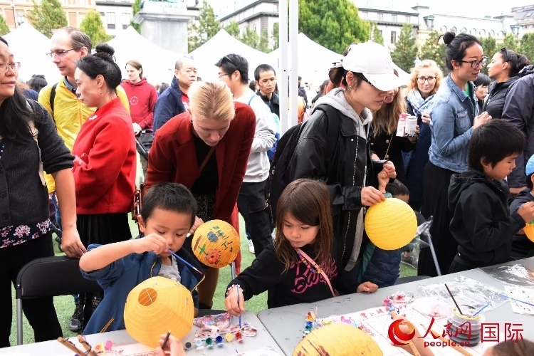 小朋友參加燈籠繪畫體驗。人民網(wǎng)記者 殷淼攝