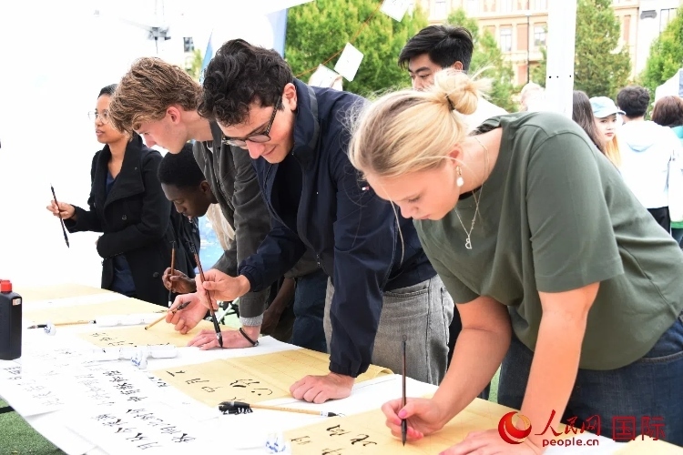 體驗中國書法。人民網(wǎng)記者 殷淼攝